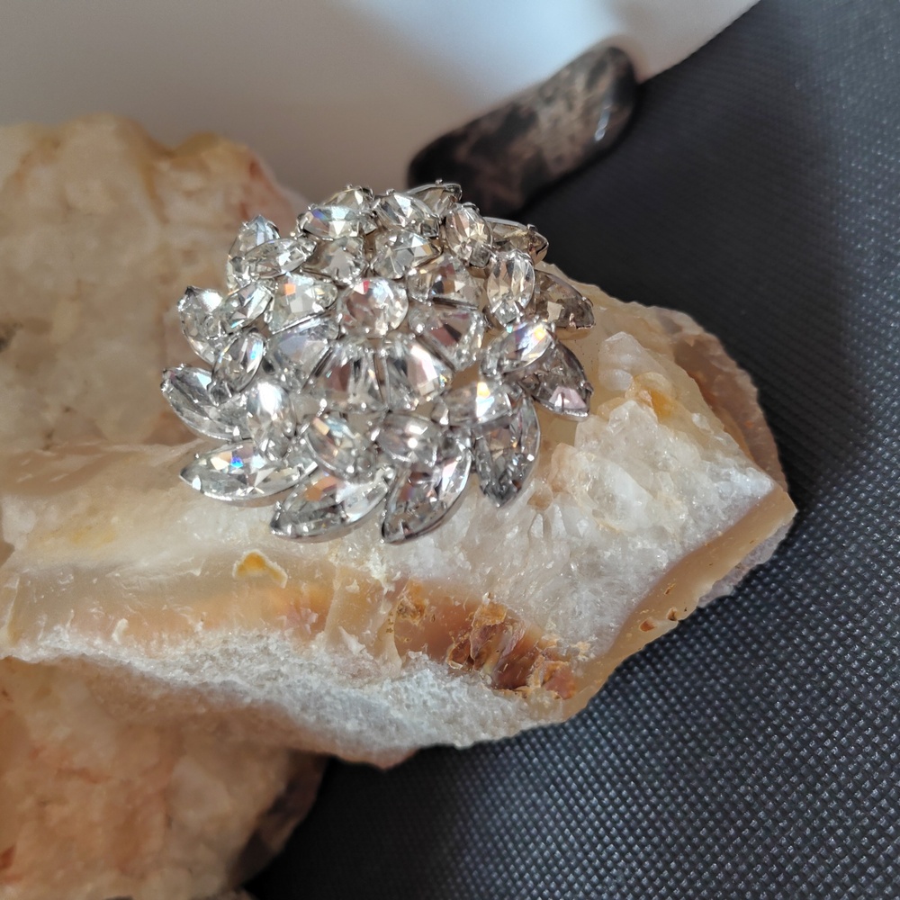Dazzling Weiss Vintage Silver Tone  Crystal Rhinestone Brooch - Picture 2 of 7